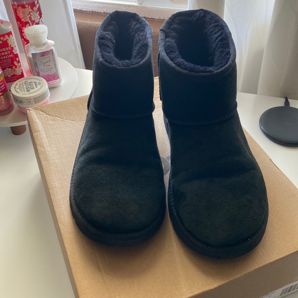 Classic mini black Uggs size 5 in big kids fits size 7 in women